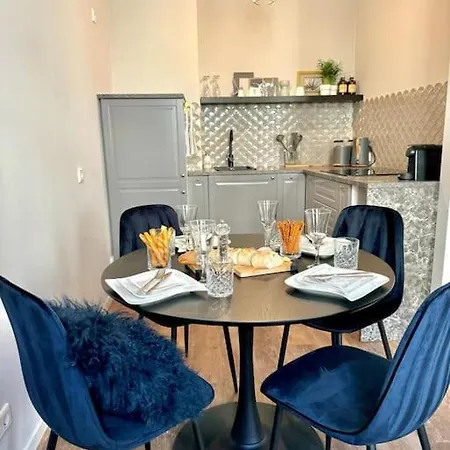 Cosmopolitan Apartment *